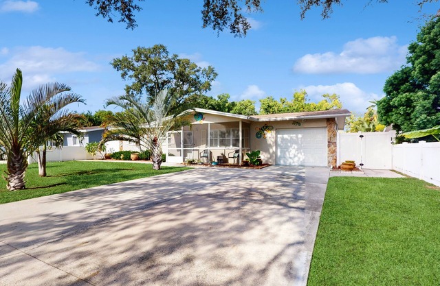 Lovely home next to Pinellas Trail with enclosed yard & beach gear near Gulf