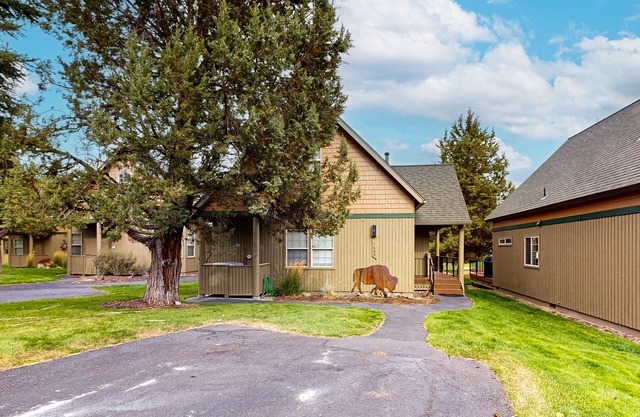 Lovely home with deck, shared pool, gym, hot tub, & tennis