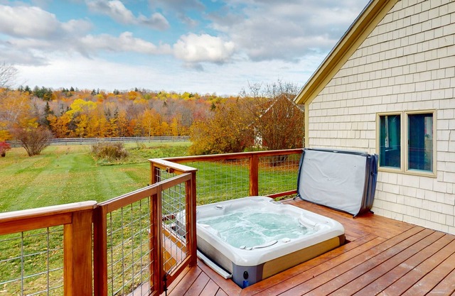 Lovely home with hot tub, firepit, patio, full kitchen, & washer/dryer
