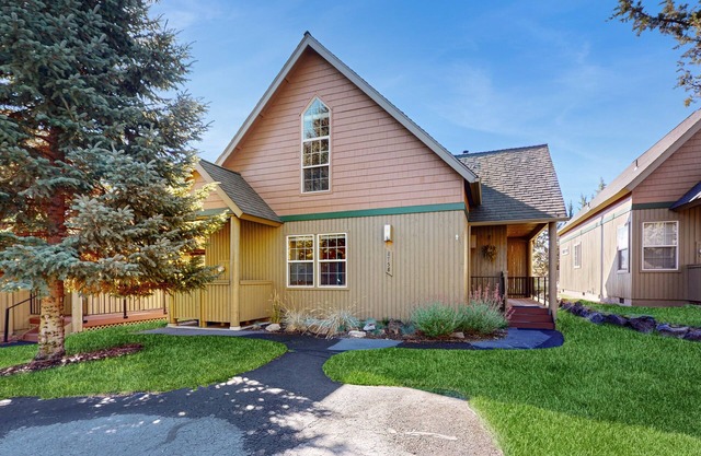 Lovely home with resort amenities, private hot tub & golf course view