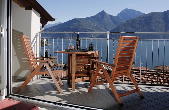 Lovely house close to the lake with panoramic lake and mountain views