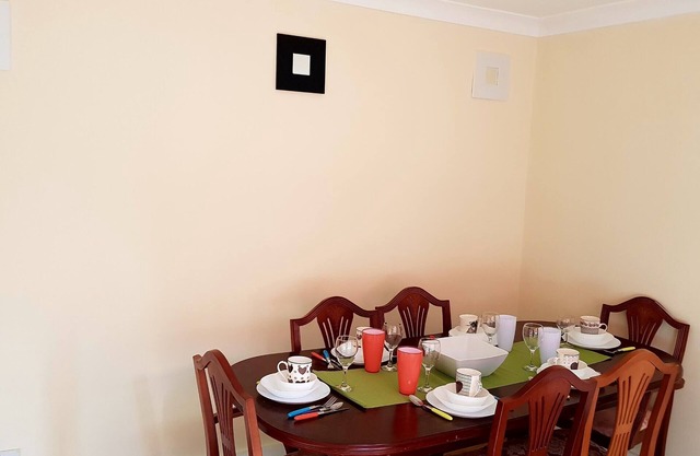 Lovely house easy to travel to center London with big car park
