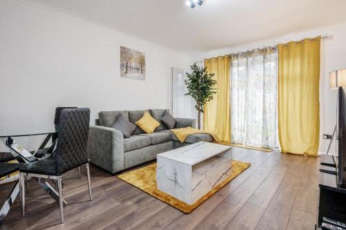 Lovely House in Dagenham/Barking with free parking, WiFi & Garden