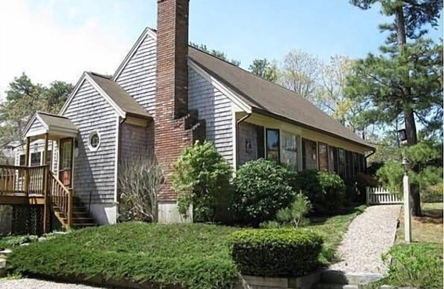 Lovely house near the Private Lake and the CC Bike Path! Sleeps 6