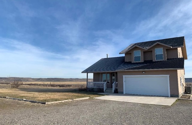Lovely house on the Snake River that is minutes from CJ Strike Reservoir !