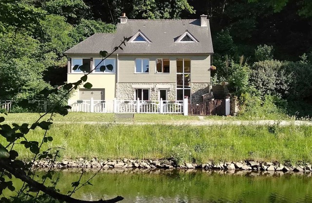 Lovely house with beautiful views by the Rance River. A short walk to Dinan Port