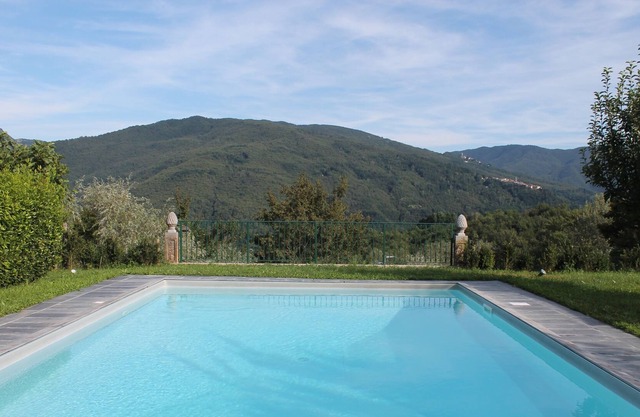 Lovely house with large garden, pool and magnificent views of Tuscan hills