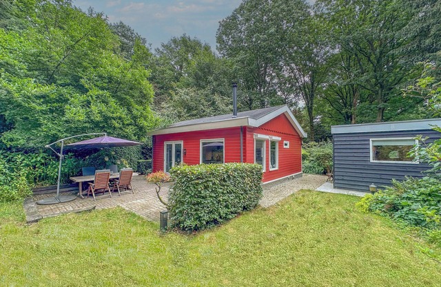 Lovely house with large garden in wooded area