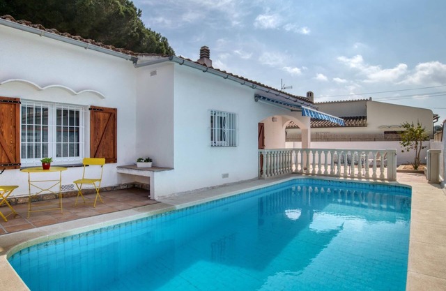 Lovely house with private pool close to the beach. HUTG-067003