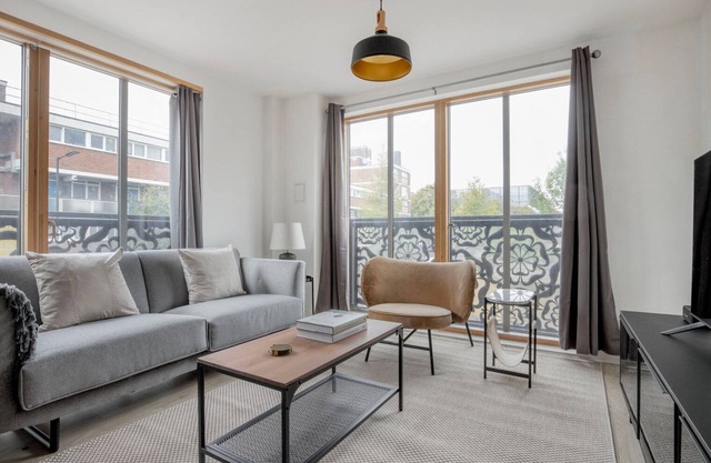 Lovely Hoxton 2BR, nr Tube, Bars & Restaurants, by Blueground