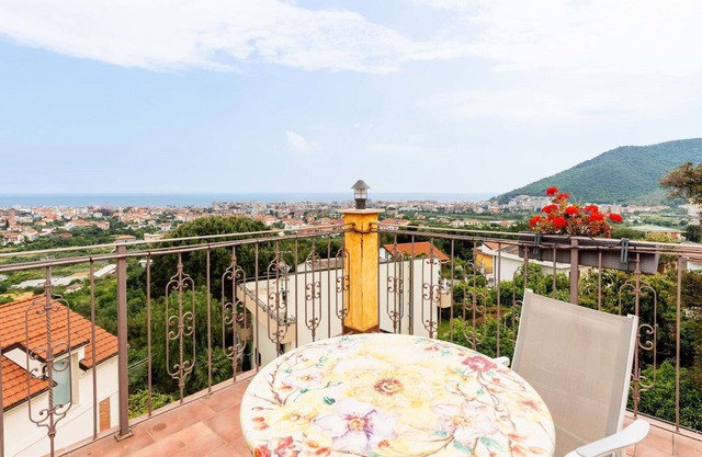 Lovely apartment in villa for 5 guests with A/C, WIFI, pool, balcony, pets allowed and parking