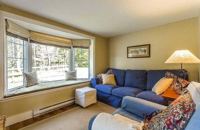 Lovely Lac-Brome 3 Bedroom Lakefront Cottage