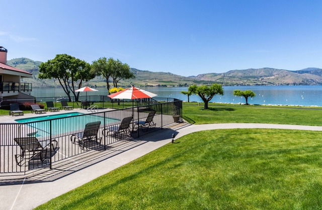 Lovely Lakefront Condo with Shared Pool, Hot Tub, Dock, & Tennis Courts