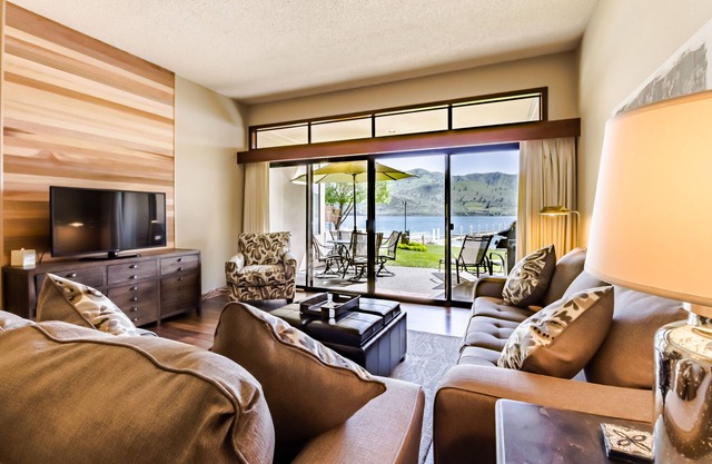 Lovely Lakeside Condo with Views and Access to Shared Hot Tub and Pools