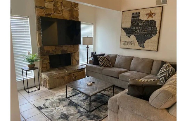 Lovely Laredo Condo Great location !
