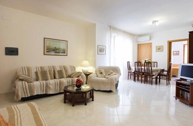 Lovely, large apartment near Lido beach & old town with wifi and aircon