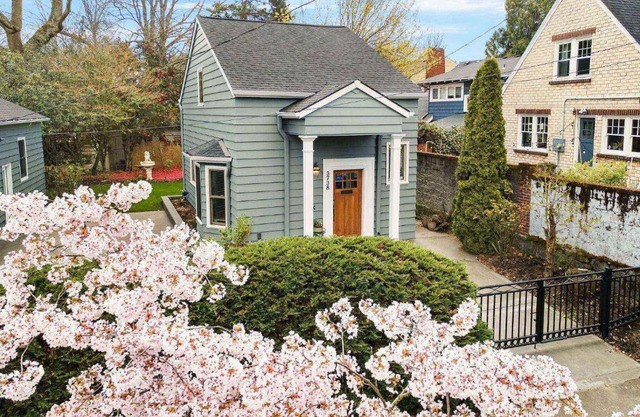Lovely Laurelhurst Living