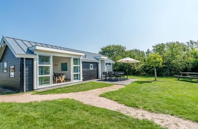 Lovely light chalet with very spacious living room and comfortable master bedroom. A modern house eq