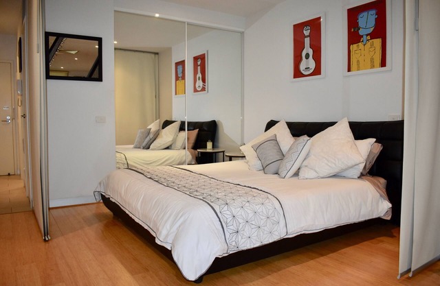Lovely Light-Filled Apt in the Heart of CBD!