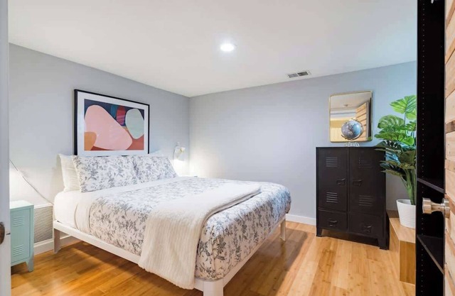 Lovely location 3 BR Pearl apt - Sleeps 8