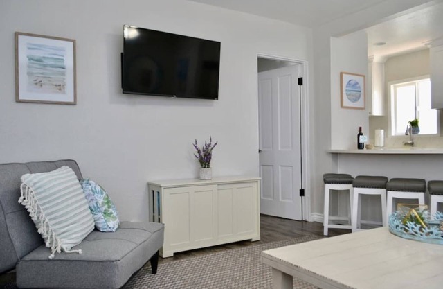 Lovely & Luxurious California Condo 100 Steps to the Sand