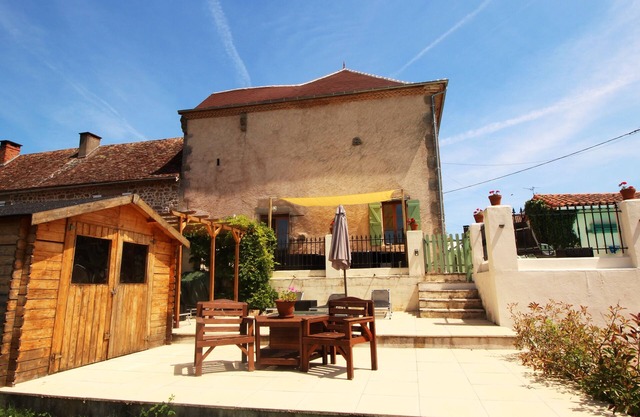 Lovely Maison Bourgeoise With Heated Pool In Heart Of Dordogne Village