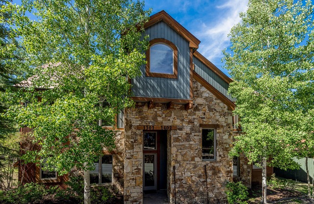 Lovely Meadows Ski condo with fireplace, balcony & washer/dryer
