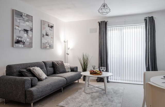 Lovely Modern 2 Bed City Centre Apartment with FREE parking - Double or Twin Beds Available