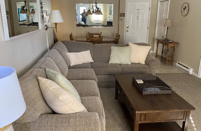 Lovely Modern Condo Near Loon Mountain, WIFI, 2 BR, 2 Baths, A/C, Pools & Gym