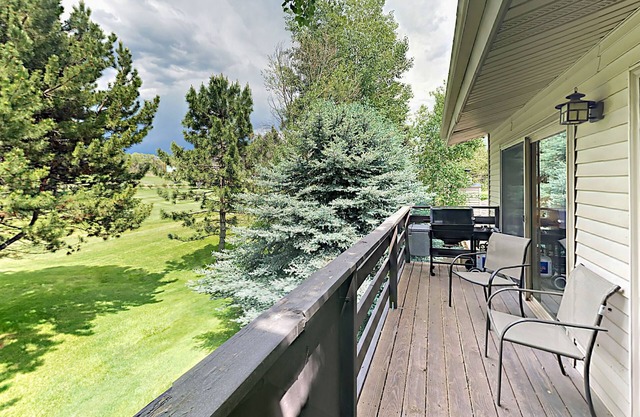 Lovely mountain condo overlooking golf course with WiFi & private washer/dryer