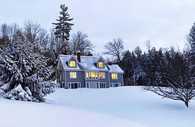 Lovely mountain retreat with amazing views, game room, firepit, & woodstove
