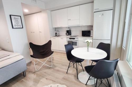 Lovely peaceful studio - close to airport, free parking