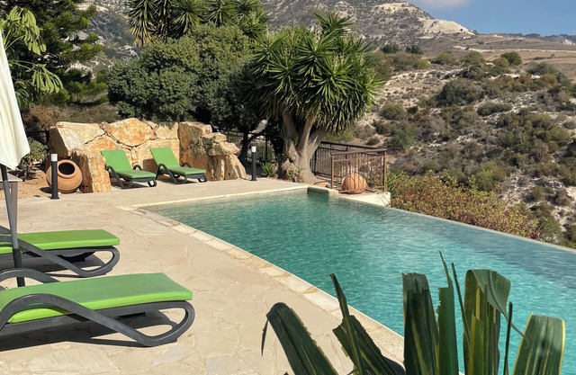 Lovely Peyia Villa. Wifi, Private Pool, full TV package. Village/beach nearby