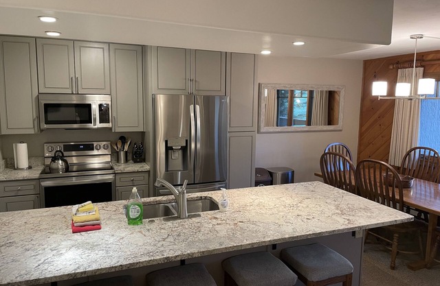 Lovely Phoenix 2bd. walk to base, resort amenities, garage, AC +
