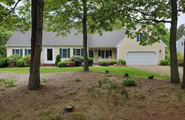 Lovely & private 4 bed/2.5 bath in Dennis Village. Chef's kitchen, Central Air!