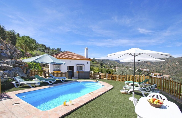 Lovely private country house (6P) with pool and magnificent views. Petfriendly.