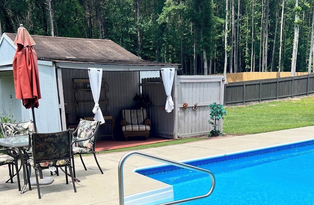 Lovely private home with a pool in a 1.5 acre lot fully fenced, food for family