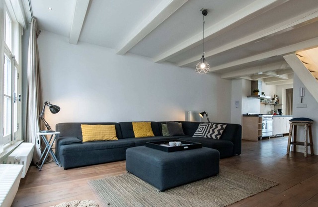 ★ Lovely Private & Modern Apartment in heart of city center w/ Balcony!