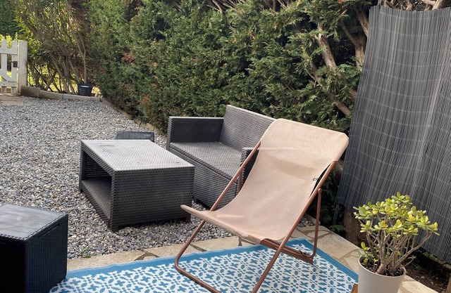 Lovely, quiet garden-level studio close to the port and small shops.