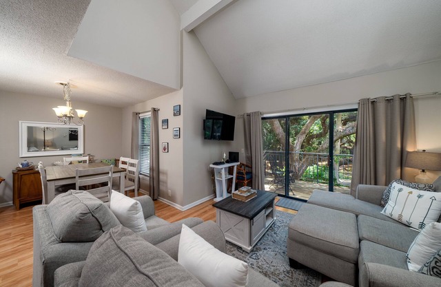 Lovely Renovated Two Bedroom Villa! Open Kitchen! Short Ride to Beaches!