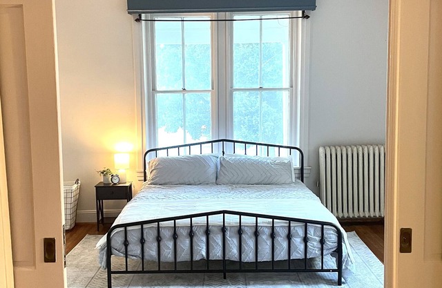 Lovely rental with 2 King beds in DT Charles Town