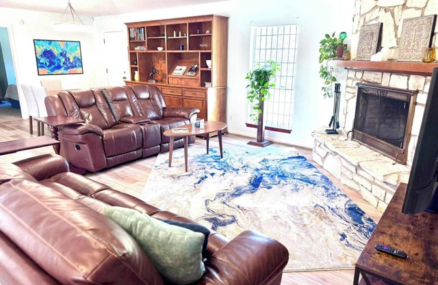 Lovely Retro 2BR 2.5BA In Quiet Neighborhood