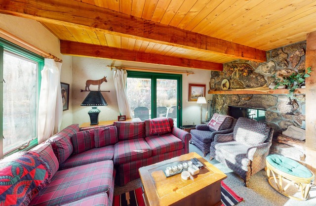 Lovely Riverfront Home w/Private Washer/Dryer, Fireplaces - Close to Ski Resorts