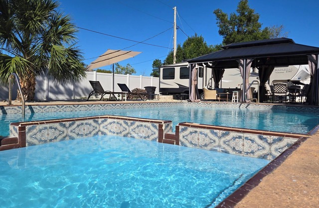Lovely RV with outdoor pool and Jacuzzi.