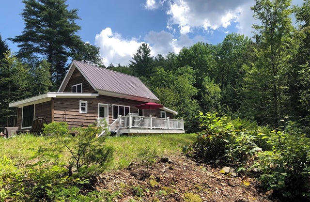 Lovely secluded cabin on VAST trail in VT's "Land of Lakes and Ponds"