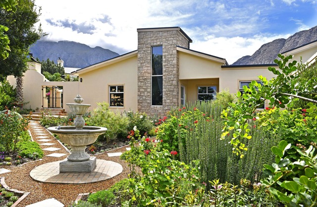 Lovely self-catering home, in quiet area, 10 minutes walk to restaurants no01