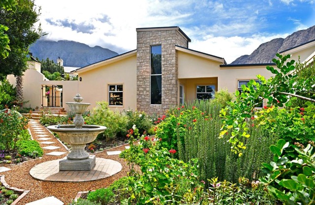 Lovely self-catering home, in quiet area, 10 minutes walk to restaurants no01