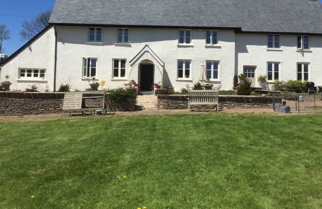 Lovely self contained ground floor apartment in period farmhouse.