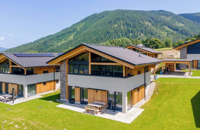 Lovely ski in-ski out lodge with sauna