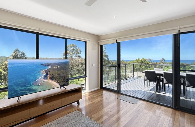 Lovely & Spacious 4-Bed Home with Ocean Views